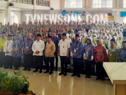 Wamenag Lepas Resmi Jemaah Haji Kloter 21 dari Asrama Haji Kalimantan Barat