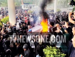 Aksi Demo Memanas di DPRD Kalbar, Massa Tuntut Cabut Tunjangan DPR RI dan Usut PETI