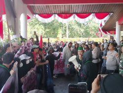 Ratusan Masa Membawa 9 tuntutan ke Gedung DPRD Sambas, Farhan : Demi Nama baik Daerah, KPK harus mengklarifikasi Salah Release berita