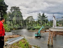 Pembangunan Jembatan Sungai Peniung Kapuas Hulu Diharapkan Selesai Sebelum Natal