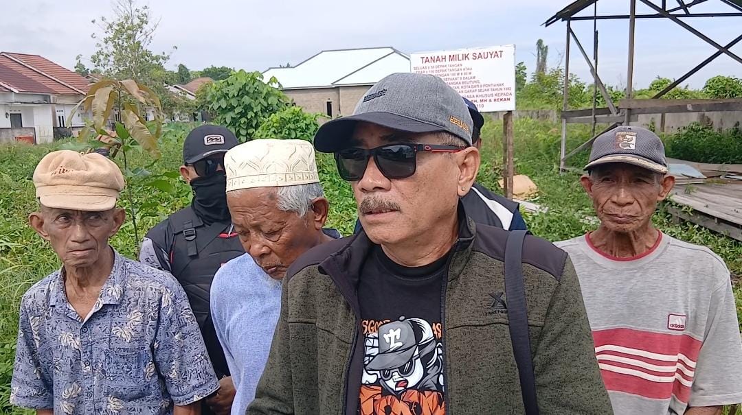 Foto: Kuasa Hukum Sauyat, Suarmin, S.H.,M.H. bersama Sauyat dan dua saksi Usman dan saat Hasiman saat memberikan keterangan pers, Minggu (30/11).