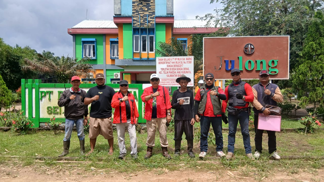 Foto: LBH MAD Kalbar, bersama pemilik tanah Warno dan keluarganya usai pemamasangan plang di area kantor PT Julong, Rabu (03/12).