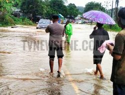 Akibat Buruknya Drainase Arus Lalu Lintas Jalan Nasional Di Sosok – Bodok Terendam Air