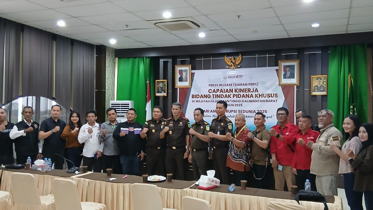 Foto: Kejati Kalbar, Dr. Emilwan Ridwan bersama sejumlah awak media usai konferensi pers peringati Hakordia Tahun 2025 di Kantor Kajati Kalbar, (9/12).