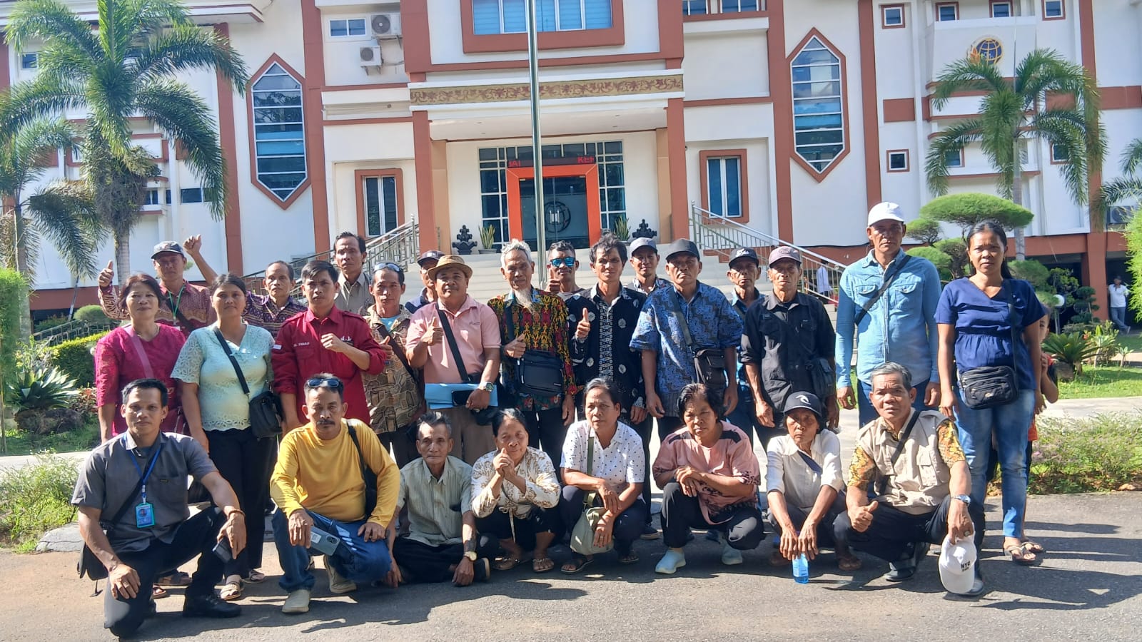 Foto: Masyarakat Adat Dayak Suku Iban Sebaru Ketungau Hulu, Sintang saat mendatangi Kantor Kanwil ATR/BPN Propinsi Kalbar, Rabu (7/10).