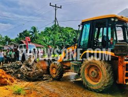 Warga Tutup Jalan Saham–Pahauman Akibat Ambruknya Jembatan Dangawan, Soroti Aktivitas PT GSK