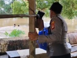 Polisi Evakuasi Ibu Pasca Operasi dan Dua Anak Saat Banjir di Desa Rawak Hulu
