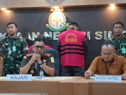 Cairkan kredit fiktif, Dua tersangka Tipikor Bank BUMN di pasang rompi pink oleh Kejari Sintang