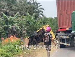 Dump Truk Tabrakan dengan Truk Tangki CPO di Trans Kalimantan, Sopir Meninggal Dunia