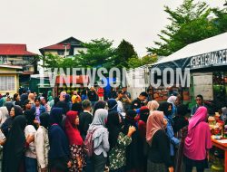 Ratusan Warga Sintang Serbu Operasi Pasar, Paket Sembako Rp90 Ribu Disiapkan 950 Paket