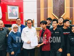 Aliansi Mahasiswa Gelar Demo “Delapan Tuntutan Satu Tujuan: Kalbar Menggugat” di DPRD Provinsi Kalbar