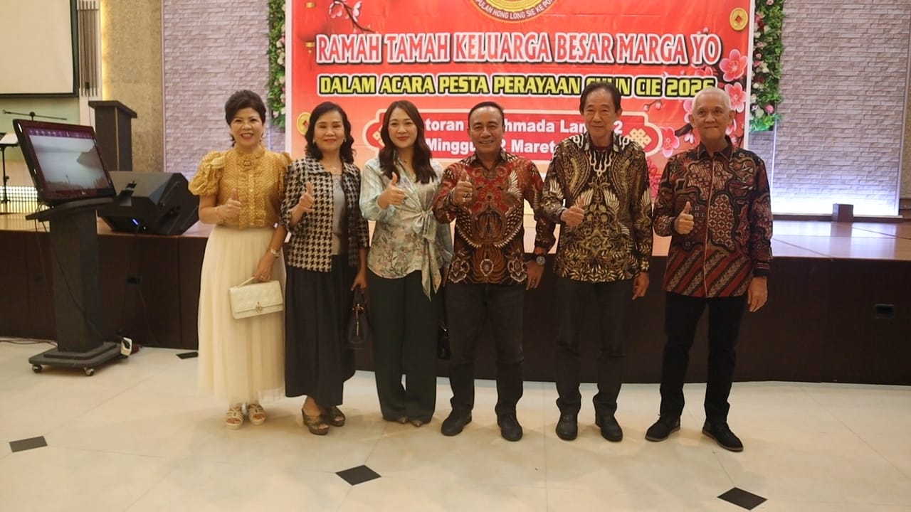 Wagub Kalbar, Krisantus Kurniawan bersama Keluarga besar Marga Yo usai acara ramah tamah sekaligus memperingati 101 tahun Yayasan Makmur Marga Yo di Restoran Gajah Mada Pontianak,  Minggu (22/3).