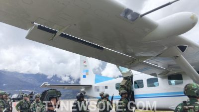 Kunjungi Pos Satgas Yon Parako 466 Pasgat di Distrik Sinak Kab. Puncak, Pangkoops TNI Bangkitkan Semangat Moril Prajurit