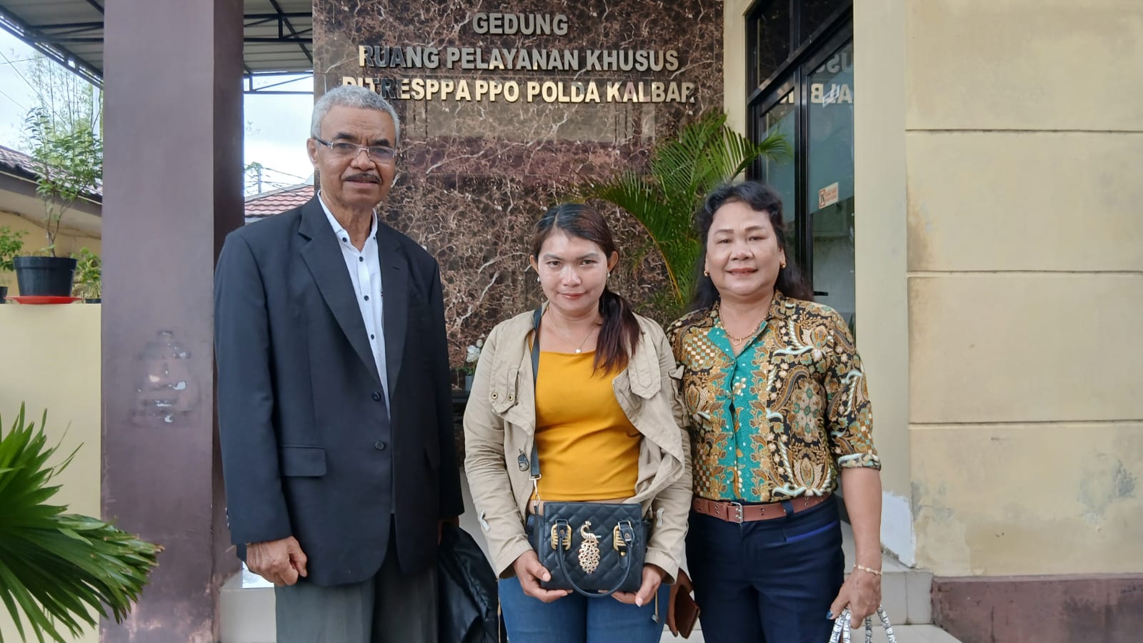 Foto: Yulie Fitriyani bersama kuasa hukumnya, Drs. Djanggu Benyamin, SH, MPd, CIT, CIL dan Salia, SH, usai menerima SP2HP, di Mapolda Kalbar. Kamis, (2/4).