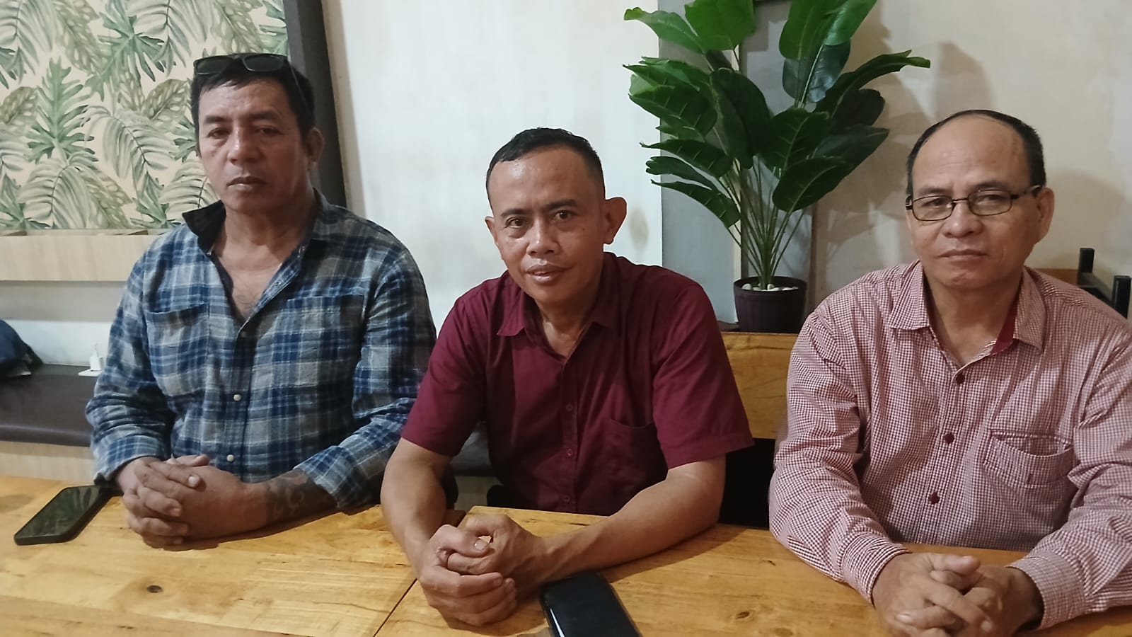 Kuasa hukum ahli waris, Marsianus Mustam saat konferensi pers di Pontianak, Jumat (24/4).