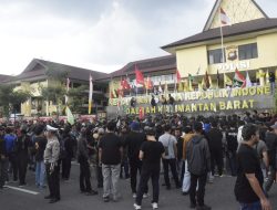 Ribuan Massa Demo Jilid 4 Geruduk Mapolda Kalbar, Tuntut Kapolda dan Kapolresta Mundur