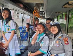 Polwan Polres Sekadau Sapa Pelajar di Bus Sekolah