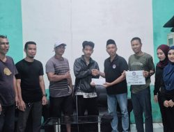 Peduli Sesama, Ketua PPDI Kabupaten Sambas Serahkan Bantuan Kepada keluarga Perangkat Desa yang meninggal Dunia