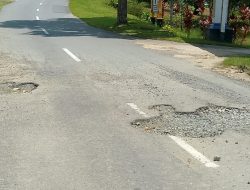 Warga Bengkayang Resah, Jalan Rusak di Depan Perkantoran Tak Kunjung Diperbaiki