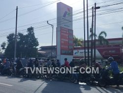 Antrean Panjang Padati Sejumlah SPBU di Sambas, Masyarakat berharap ada Solusi Pemerintah