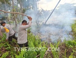 Satlantas Bersama Polsek Nanga Pinoh Bahu Membahu Padamkan Api Yang membakar Semak.