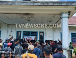Janji manis sang bupati saat kampanye belum terealisasi, warga segel kantor camat ketungau tengah