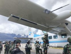 Kunjungi Pos Satgas Yon Parako 466 Pasgat di Distrik Sinak Kab. Puncak, Pangkoops TNI Bangkitkan Semangat Moril Prajurit