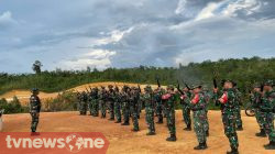 Prajurit Kodim 1204/Sanggau-Sekadau Asah Profesionalisme, Gelar Latihan Menembak Senjata Ringan Semester I TA 2026  Sanggau, Tvnewsone.id. – Dalam rangka memelihara dan meningkatkan kemampuan dasar keprajuritan, Kodim 1204/Sanggau-Sekadau menggelar Latihan Menembak Senjata Ringan (Latbak Jatri) Semester I Tahun Anggaran 2026 di Lapangan Tembak Areal Sabang Merah, Kelurahan Bunut, Kecamatan Kapuas, Kabupaten Sanggau, Selasa (30/6/2026).  Kegiatan yang dimulai pukul 07.00 WIB tersebut dihadiri oleh Kapolres Sanggau AKBP Sudarsono, S.I.K., M.Si., Kasdim 1204/Sanggau-Sekadau Mayor Arm. Duloh, Danki A Brimob Ipda Playanus Hengky, Pasi Ops Kodim 1204/Sanggau-Sekadau Kapten Inf. A.A. Siregar, Pasi Pers Kodim 1204/Sanggau-Sekadau Kapten Inf. Yudi Santoso, para Danramil jajaran Kodim 1204/Sanggau-Sekadau, personel Koramil 01 hingga Koramil 22, serta personel pendukung Kodim 1204/Sanggau-Sekadau.  Latihan menembak merupakan program pembinaan latihan yang dilaksanakan secara berkala sebagai upaya meningkatkan profesionalisme prajurit. Selain mengasah keterampilan menembak, kegiatan ini juga bertujuan membina disiplin, ketelitian, dan kesiapan prajurit dalam mendukung pelaksanaan tugas pokok satuan.  Materi latihan meliputi menembak menggunakan tiga sikap, yaitu sikap tiarap, duduk, dan berdiri pada jarak 100 meter. Setiap prajurit melaksanakan penembakan sebanyak 10 butir amunisi pada masing-masing sikap sesuai prosedur latihan yang telah ditetapkan.  Selama pelaksanaan latihan, seluruh peserta mengikuti setiap tahapan dengan disiplin dan tetap mengedepankan faktor keamanan sesuai standar operasional yang berlaku, sehingga kegiatan berjalan dengan tertib dan lancar.  Kegiatan Latbak Jatri Semester I TA 2026 berakhir pada pukul 15.30 WIB dalam keadaan aman, tertib, dan lancar. Diharapkan melalui latihan ini kemampuan menembak prajurit Kodim 1204/Sanggau-Sekadau semakin meningkat sehingga senantiasa siap melaksanakan setiap tugas yang diemban demi mendukung tugas pokok TNI AD di Wilayah.(Bom)     ( Sumber Pendim 1204/Sanggau-Sekadau)