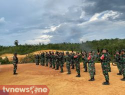 Prajurit Kodim 1204/Sanggau-Sekadau Asah Profesionalisme, Gelar Latihan Menembak Senjata Ringan Semester I TA 2026  Sanggau, Tvnewsone.id. – Dalam rangka memelihara dan meningkatkan kemampuan dasar keprajuritan, Kodim 1204/Sanggau-Sekadau menggelar Latihan Menembak Senjata Ringan (Latbak Jatri) Semester I Tahun Anggaran 2026 di Lapangan Tembak Areal Sabang Merah, Kelurahan Bunut, Kecamatan Kapuas, Kabupaten Sanggau, Selasa (30/6/2026).  Kegiatan yang dimulai pukul 07.00 WIB tersebut dihadiri oleh Kapolres Sanggau AKBP Sudarsono, S.I.K., M.Si., Kasdim 1204/Sanggau-Sekadau Mayor Arm. Duloh, Danki A Brimob Ipda Playanus Hengky, Pasi Ops Kodim 1204/Sanggau-Sekadau Kapten Inf. A.A. Siregar, Pasi Pers Kodim 1204/Sanggau-Sekadau Kapten Inf. Yudi Santoso, para Danramil jajaran Kodim 1204/Sanggau-Sekadau, personel Koramil 01 hingga Koramil 22, serta personel pendukung Kodim 1204/Sanggau-Sekadau.  Latihan menembak merupakan program pembinaan latihan yang dilaksanakan secara berkala sebagai upaya meningkatkan profesionalisme prajurit. Selain mengasah keterampilan menembak, kegiatan ini juga bertujuan membina disiplin, ketelitian, dan kesiapan prajurit dalam mendukung pelaksanaan tugas pokok satuan.  Materi latihan meliputi menembak menggunakan tiga sikap, yaitu sikap tiarap, duduk, dan berdiri pada jarak 100 meter. Setiap prajurit melaksanakan penembakan sebanyak 10 butir amunisi pada masing-masing sikap sesuai prosedur latihan yang telah ditetapkan.  Selama pelaksanaan latihan, seluruh peserta mengikuti setiap tahapan dengan disiplin dan tetap mengedepankan faktor keamanan sesuai standar operasional yang berlaku, sehingga kegiatan berjalan dengan tertib dan lancar.  Kegiatan Latbak Jatri Semester I TA 2026 berakhir pada pukul 15.30 WIB dalam keadaan aman, tertib, dan lancar. Diharapkan melalui latihan ini kemampuan menembak prajurit Kodim 1204/Sanggau-Sekadau semakin meningkat sehingga senantiasa siap melaksanakan setiap tugas yang diemban demi mendukung tugas pokok TNI AD di Wilayah.(Bom)     ( Sumber Pendim 1204/Sanggau-Sekadau)