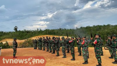 Prajurit Kodim 1204/Sanggau-Sekadau Asah Profesionalisme, Gelar Latihan Menembak Senjata Ringan Semester I TA 2026  Sanggau, Tvnewsone.id. – Dalam rangka memelihara dan meningkatkan kemampuan dasar keprajuritan, Kodim 1204/Sanggau-Sekadau menggelar Latihan Menembak Senjata Ringan (Latbak Jatri) Semester I Tahun Anggaran 2026 di Lapangan Tembak Areal Sabang Merah, Kelurahan Bunut, Kecamatan Kapuas, Kabupaten Sanggau, Selasa (30/6/2026).  Kegiatan yang dimulai pukul 07.00 WIB tersebut dihadiri oleh Kapolres Sanggau AKBP Sudarsono, S.I.K., M.Si., Kasdim 1204/Sanggau-Sekadau Mayor Arm. Duloh, Danki A Brimob Ipda Playanus Hengky, Pasi Ops Kodim 1204/Sanggau-Sekadau Kapten Inf. A.A. Siregar, Pasi Pers Kodim 1204/Sanggau-Sekadau Kapten Inf. Yudi Santoso, para Danramil jajaran Kodim 1204/Sanggau-Sekadau, personel Koramil 01 hingga Koramil 22, serta personel pendukung Kodim 1204/Sanggau-Sekadau.  Latihan menembak merupakan program pembinaan latihan yang dilaksanakan secara berkala sebagai upaya meningkatkan profesionalisme prajurit. Selain mengasah keterampilan menembak, kegiatan ini juga bertujuan membina disiplin, ketelitian, dan kesiapan prajurit dalam mendukung pelaksanaan tugas pokok satuan.  Materi latihan meliputi menembak menggunakan tiga sikap, yaitu sikap tiarap, duduk, dan berdiri pada jarak 100 meter. Setiap prajurit melaksanakan penembakan sebanyak 10 butir amunisi pada masing-masing sikap sesuai prosedur latihan yang telah ditetapkan.  Selama pelaksanaan latihan, seluruh peserta mengikuti setiap tahapan dengan disiplin dan tetap mengedepankan faktor keamanan sesuai standar operasional yang berlaku, sehingga kegiatan berjalan dengan tertib dan lancar.  Kegiatan Latbak Jatri Semester I TA 2026 berakhir pada pukul 15.30 WIB dalam keadaan aman, tertib, dan lancar. Diharapkan melalui latihan ini kemampuan menembak prajurit Kodim 1204/Sanggau-Sekadau semakin meningkat sehingga senantiasa siap melaksanakan setiap tugas yang diemban demi mendukung tugas pokok TNI AD di Wilayah.(Bom)     ( Sumber Pendim 1204/Sanggau-Sekadau)