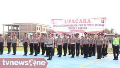 Kapolres Sekadau Pimpin Upacara Korps Raport Kenaikan Pangkat 28 Personel Bintara