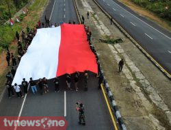 Bendera Merah Putih Raksasa dan Seribu Bendera Berkibar di Perbatasan RI-Malaysia